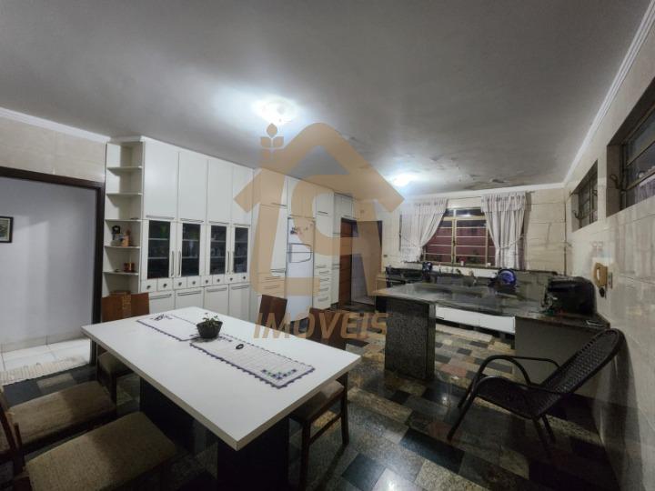 SALA DE JANTAR COM COZINHA