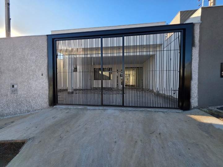 Casa para Venda na cidade de Maring&aacute; no bairro Jardim Espanha